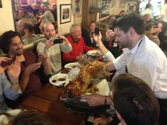 Le chef Stéphane Jego sert un agneau entier aux clients. L'ambiance du restaurant est toujours joyeuse et festive. Photo tirée de la page Facebook du restaurant
