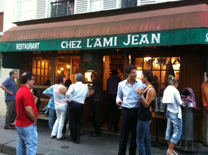 Toujours plein, les clients attendent leurs tables devant le restaurant