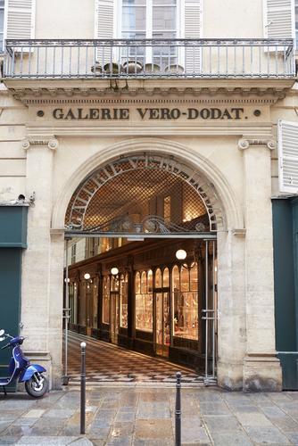 L'entrée de la Galerie Véro-Dodat, dans le 1er arrondissement de Paris.