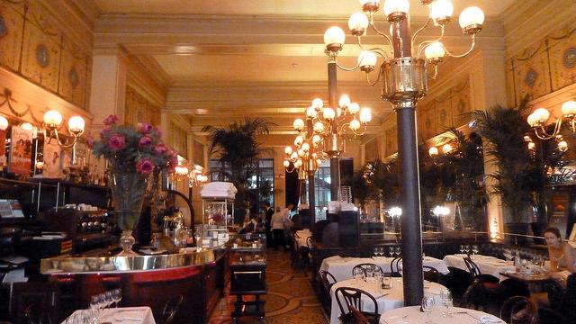 L'intérieur de la brasserie Le Grand Colbert fait partie du patrimoine historique français.