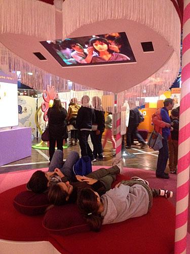 Adolescentes voyant des scènes de déclaration d'amour de films célèbres
