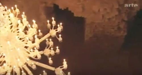Capture d'écran vidéo d'Art, montrant la partie centrale du musée avec les cavernes des anciens fours