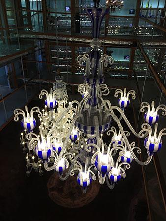 Musée des Cristaux Saint Louis, lustre suspendu dans le musée