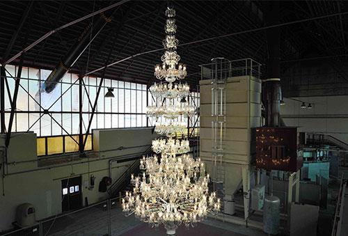 Musée des Cristaux Saint Louis, lustre en cristal à l'entrée