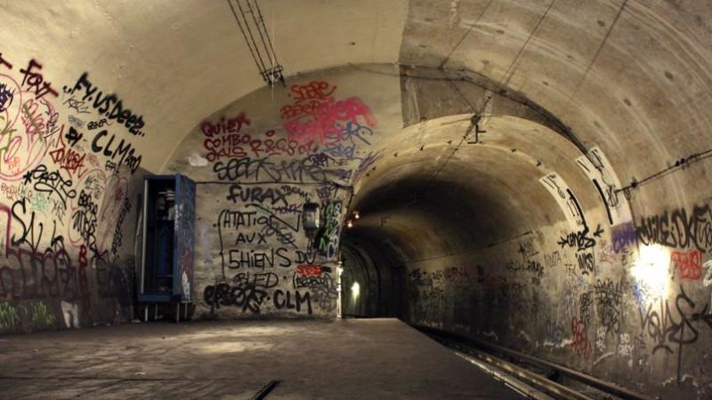 Refuge nocturne et scène pour graffeurs