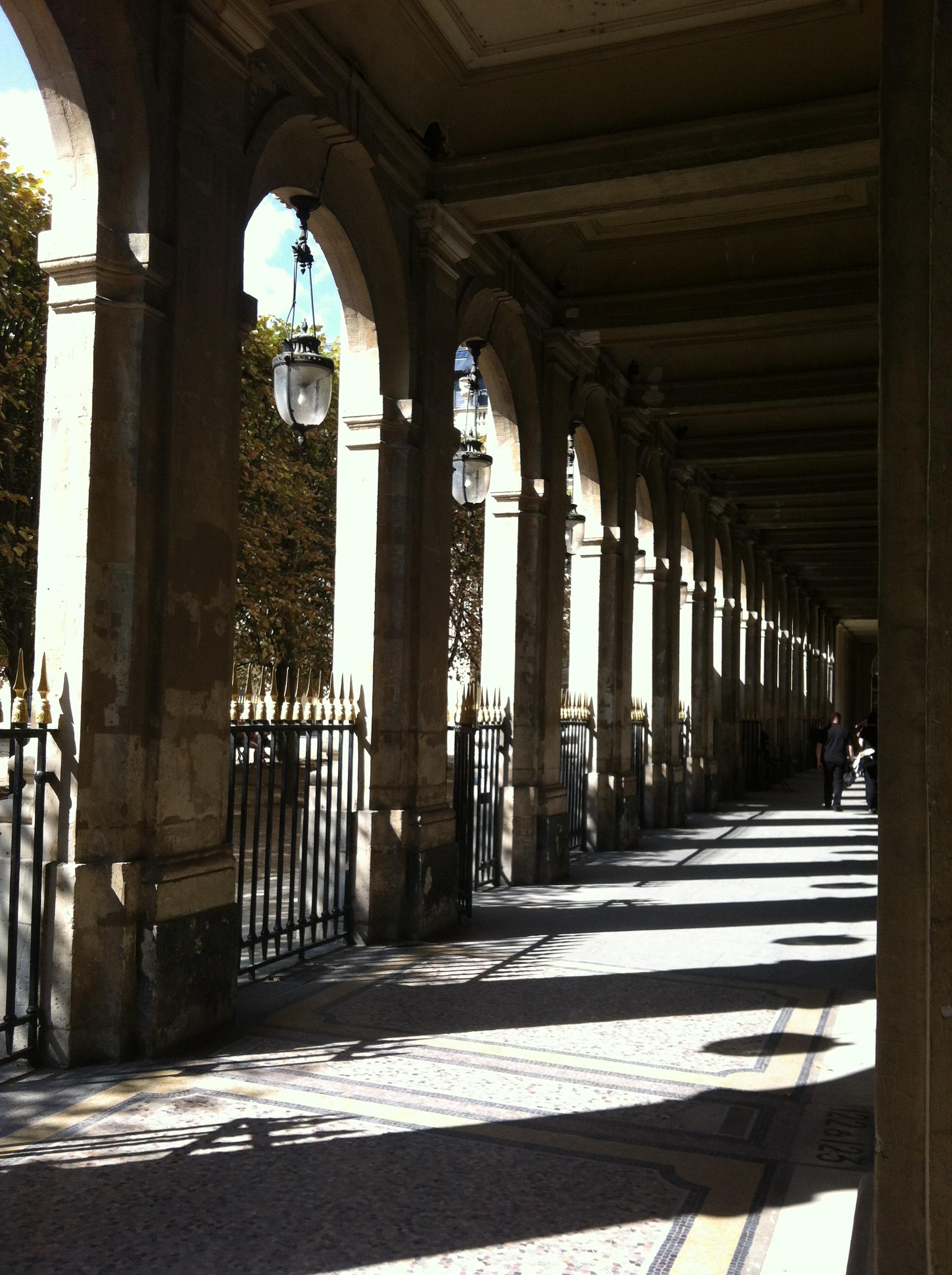 Les galeries qui entourent le jardin du Palais Royal