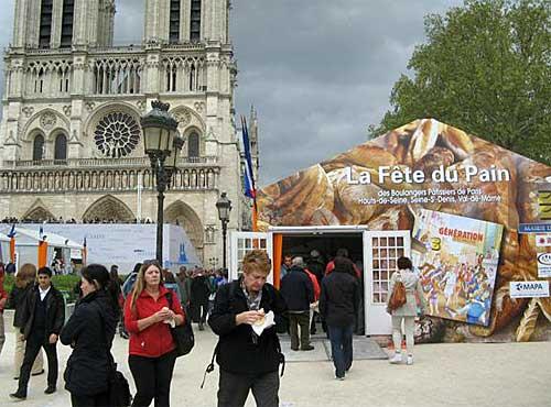 Fête du pain devant Notre Dame