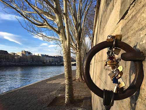 Cadenas sur les barres du Sena