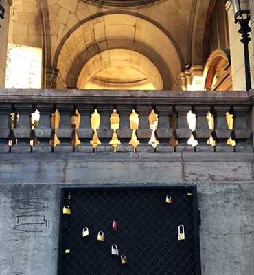 Grille sur le côté de l'Opéra Garnier