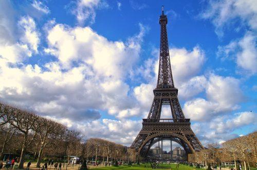 enfants à la tour eiffel