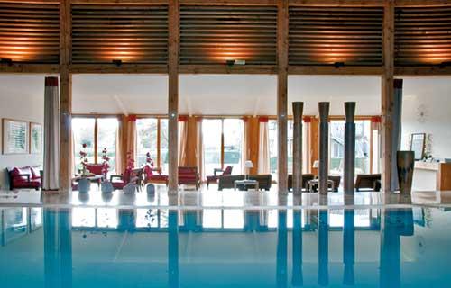 Piscine à l'intérieur du spa