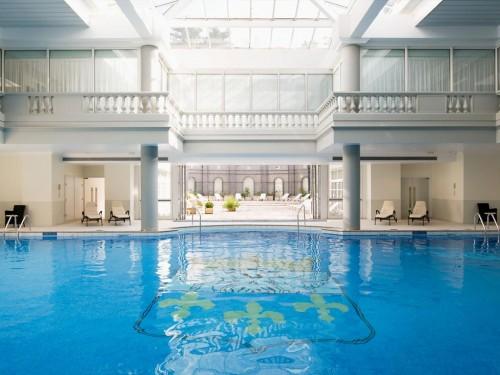 La piscine couverte et chauffée au Spa Guerlain du Trianon Palace