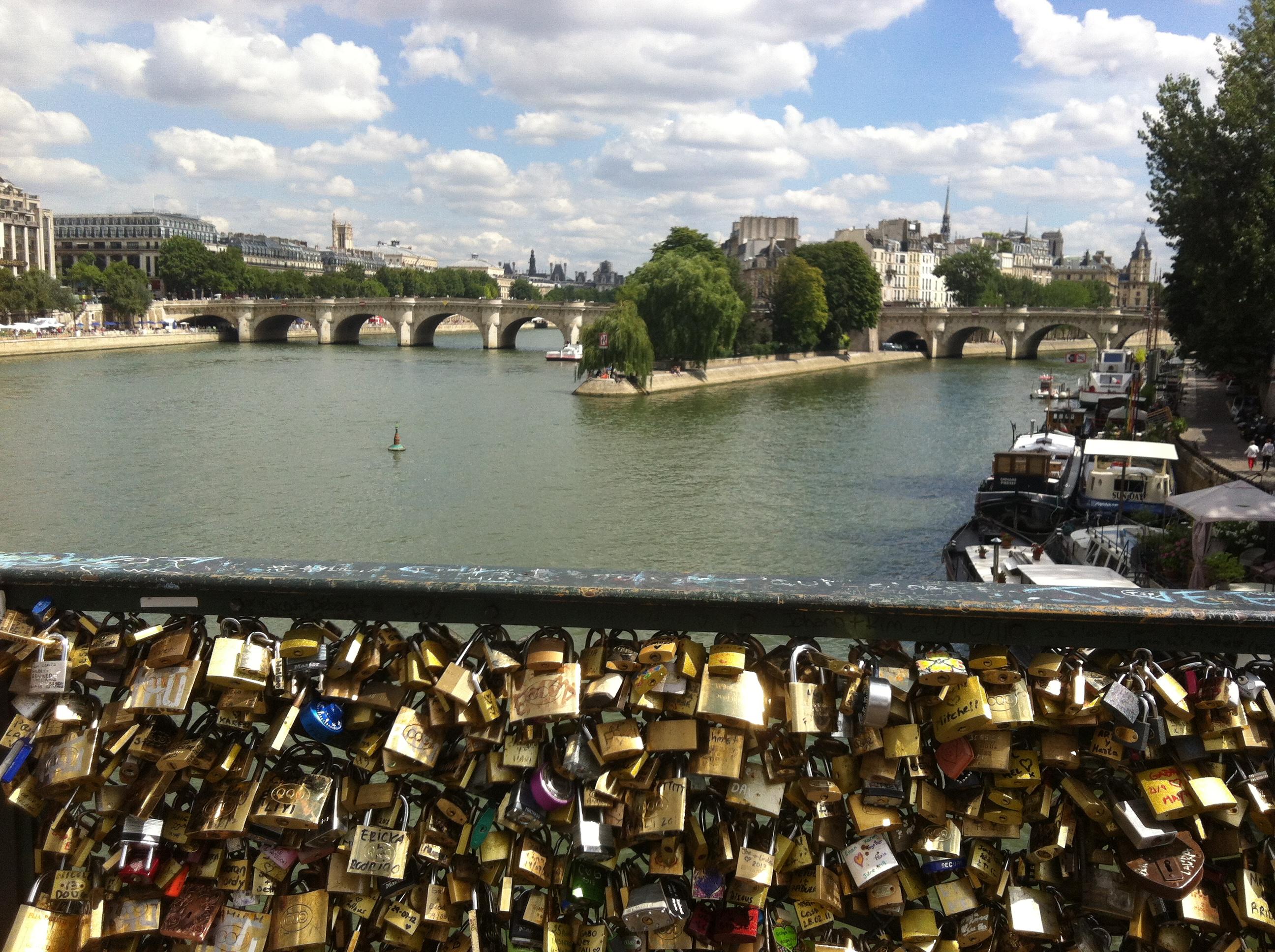 Le Pont Neuf et le Square du Vert Galant, sur l'Île de la Cité, vus du Pont des Arts.
