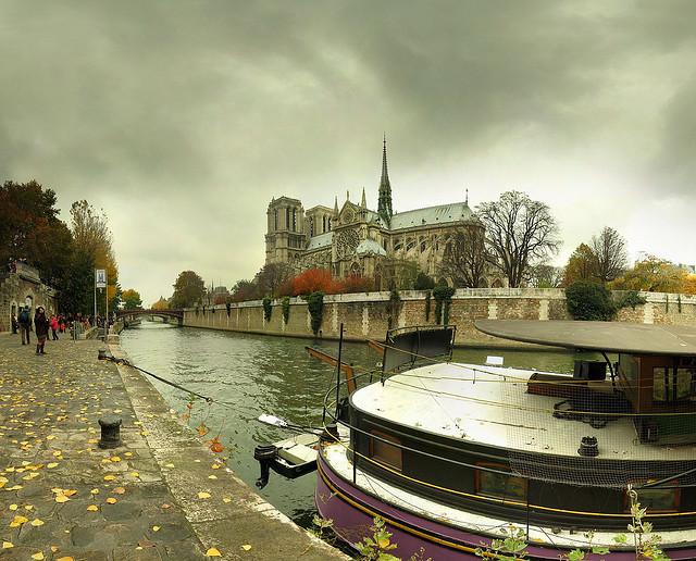La cathédrale de Notre Dame, située sur l'Île de la Cité, vue de la rive gauche du fleuve.