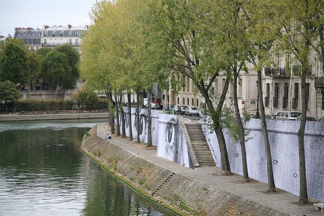 Rues calmes et belles façades résidentielles de l'Île Saint-Louis.
