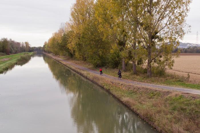 Canal menant au lac