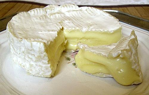 Croûte comestible blanche et intérieur crémeux
