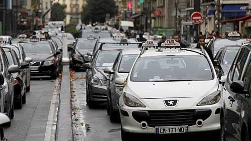 Taxi bloquant une rue de Paris