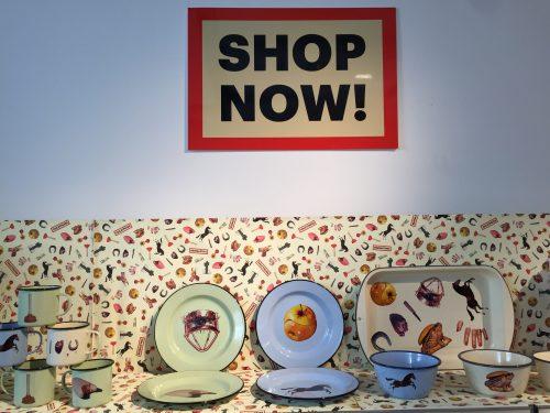 La pop-up store de TOILETPAPER à l'intérieur de la galerie d'art : art et commerce, ironie, critique et opportunité.