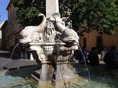 Fontaine Quatre Dauphins rue 4 Septembre