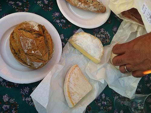 Un telo serve come coperta da picnic. In mancanza, siediti sull'erba!