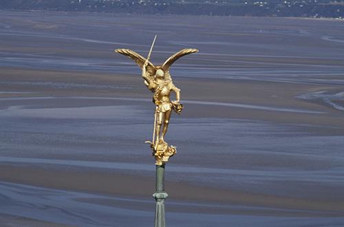 L'archange et au fond la baie à marée basse