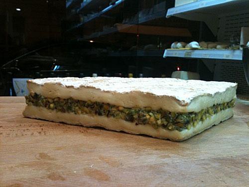 Fromage brie affiné avec une couche de pistache