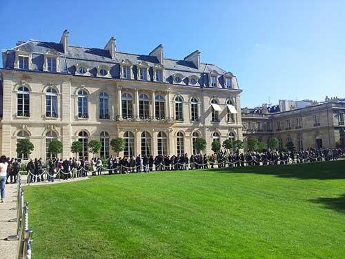 File d'attente pour visiter l'Élysée. Lerros84 sur Flickr