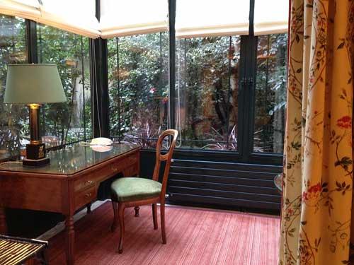 Petite salle privative dans le jardin intérieur