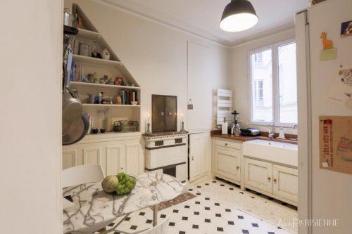 La cuisine est une pièce maîtresse : équipée de cuisinière et four à gaz, ustensiles professionnels, réfrigérateur, congélateur, micro-ondes, cafetière, bouilloire, grille-pain et bien plus encore ! Il y a aussi une charmante petite table de bistrot en marbre pour un délicieux petit déjeuner
