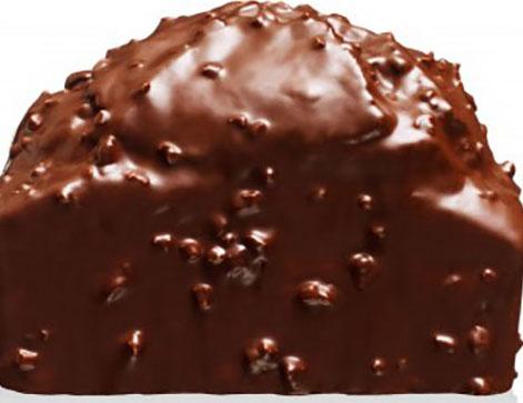 Gâteau au chocolat avec des amandes confites et grillées