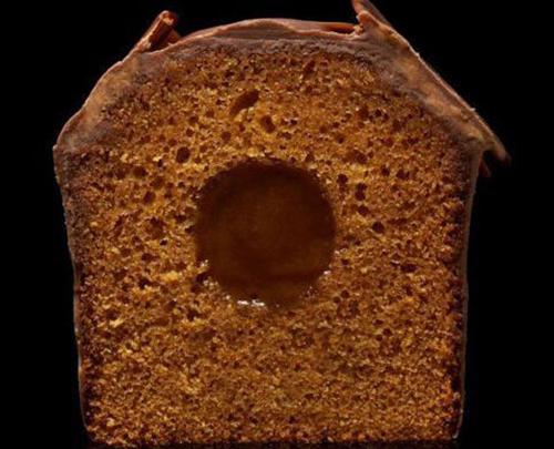 Gâteau au caramel avec du caramel fondu à l'intérieur