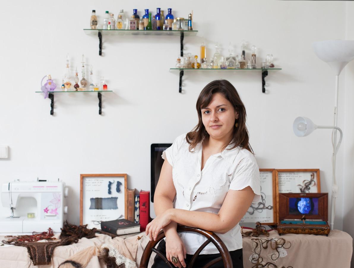 Dani dans son appartement où elle travaille. Au fond, ses œuvres.