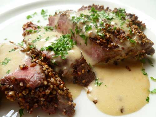 Le fameux steak au poivre. Crédit : diplomatickitchen.com
