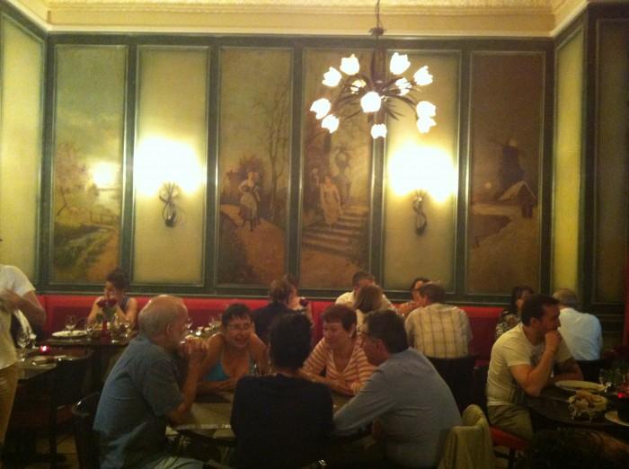 Des amis discutent dans un restaurant parisien