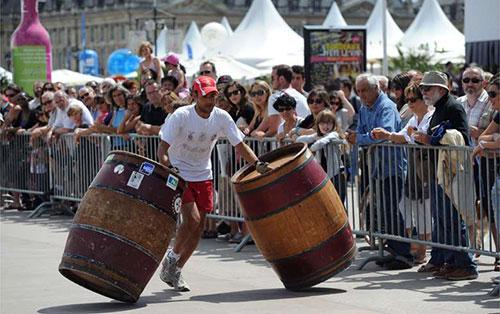 Fête du vin de Bordeaux. Course de rouleaux de tonneaux
