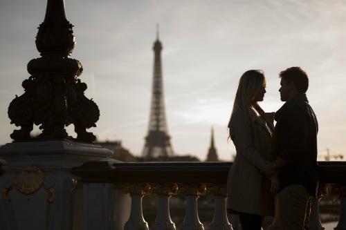 Couple de mariés sur le Pont Alexandre III photographiés par Ana Rita Rodrigues, photographe de Conexão Paris.