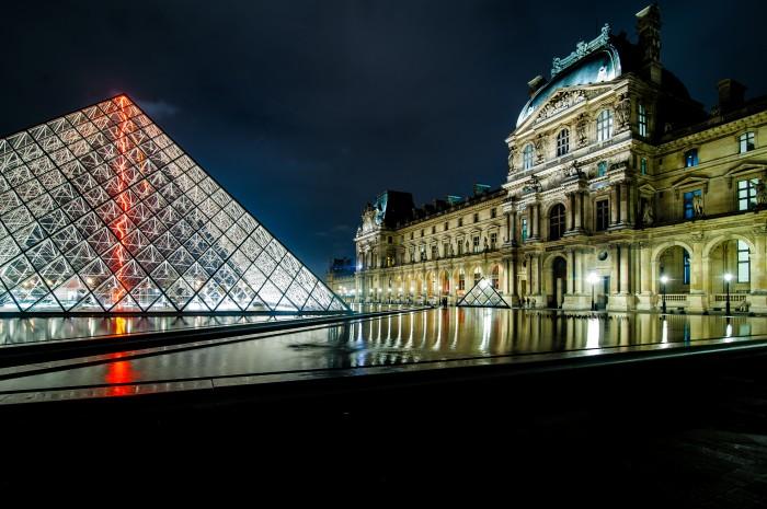 Le Louvre et sa pyramide la nuit