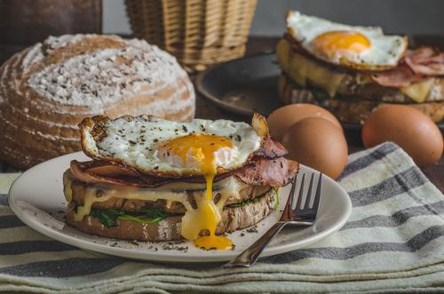Croque Madame, sandwich traditionnel servi dans les cafés