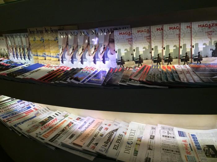 Journaux et magazines disponibles dans le salon d'Air France