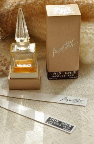 Le fabuleux Iris Gris de Jaques Fath, qui contient près de 50 % de sa formule avec l'un des ingrédients les plus chers et les plus désirés de la parfumerie, le beurre d'Iris Pâle.