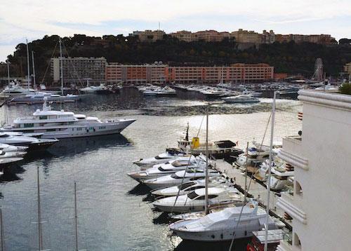 Yachts dans le port de Monte-Carlo. Mari et la Ville