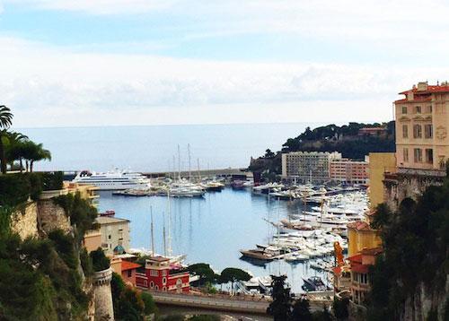 Vue de la gare de Monaco Monte-Carlo. Mari et la Ville