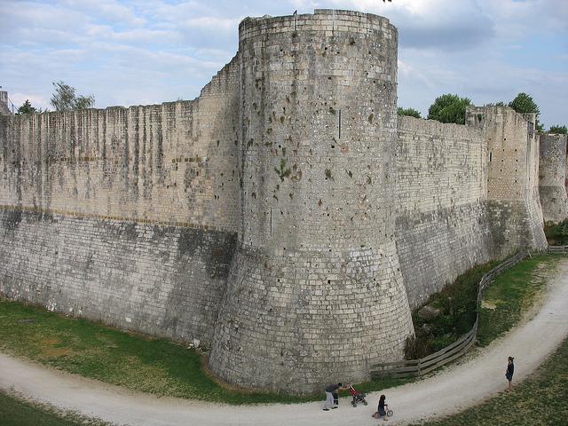 Les immenses murailles de la ville.