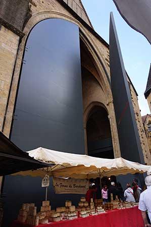 Sarlat, marché des samedis autour de l'église