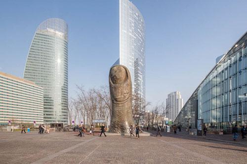 La Défense, œuvre d'art Le Doigt de César. Crédits Defacto
