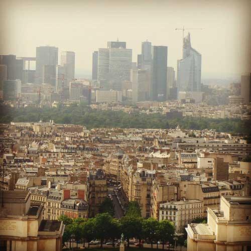 Paris au premier plan et au fond La Défense
