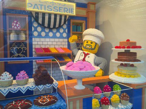 Vitrine de Lego : une pâtisserie à taille réelle faite avec des blocs de la marque