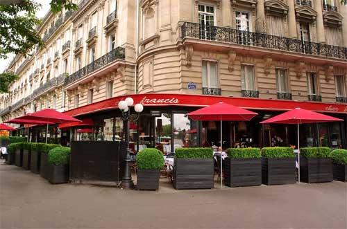Une table devant la Tour Eiffel