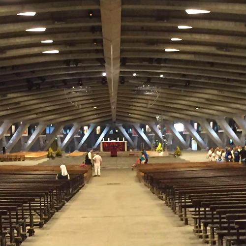 Le Sanctuaire Notre-Dame de Lourdes dans la ville de Lourdes